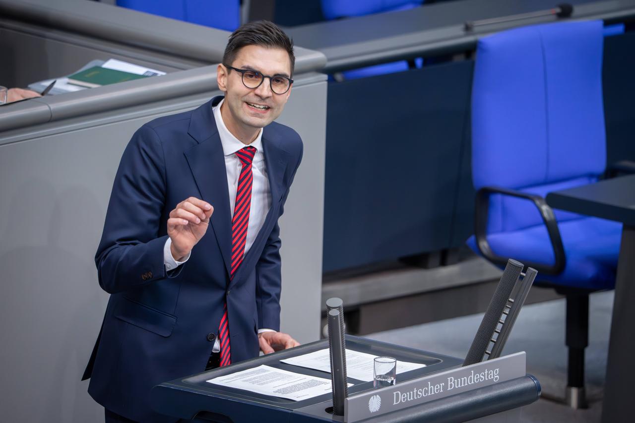 Sepp Müller spricht und gestikuliert im Bundestag. 