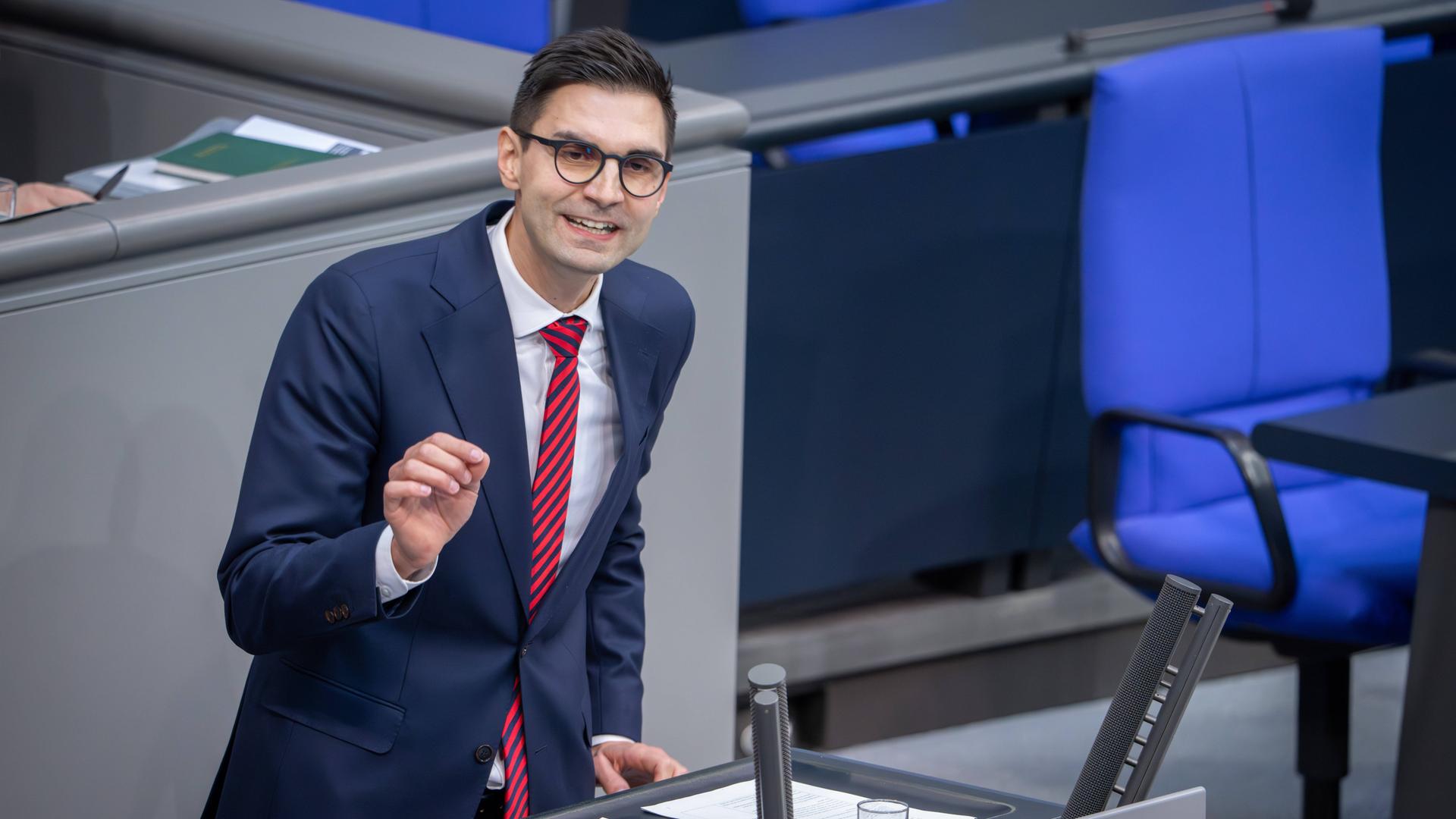 Sepp Müller spricht und gestikuliert im Bundestag. 