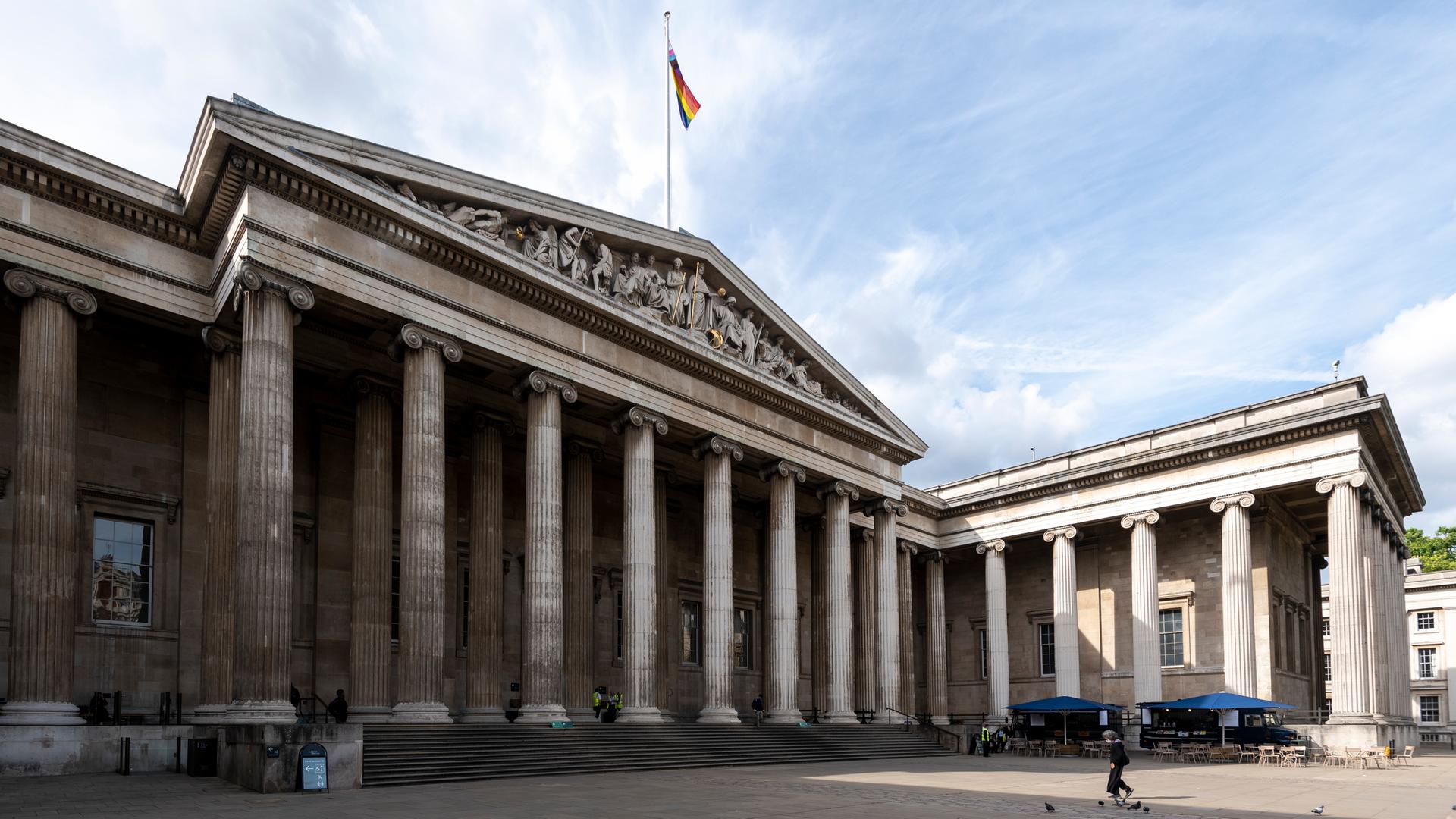 Das Eingangsportal des British Museum in London.