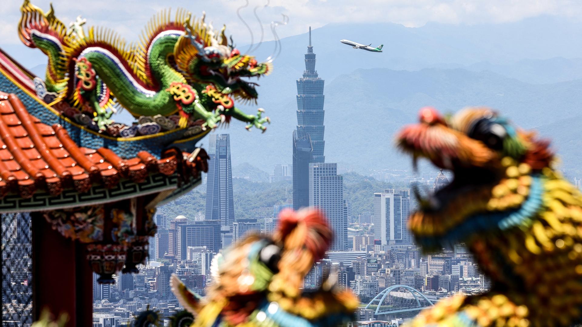Blick auf die Hochhäuser im Zentrum von Taipei von einem traditionellen Tempel aus gesehen. Blick auf die Hochhäuser im Zentrum von Taipei von einem traditionellen Tempel aus gesehen.