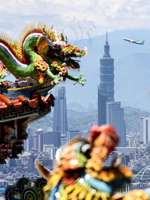 Blick auf die Hochhäuser im Zentrum von Taipei von einem traditionellen Tempel aus gesehen.