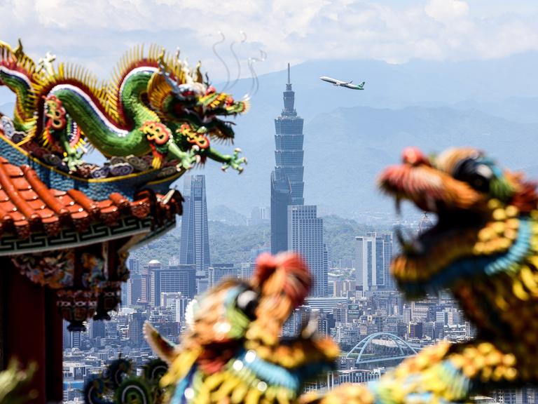 Blick auf die Hochhäuser im Zentrum von Taipei von einem traditionellen Tempel aus gesehen.