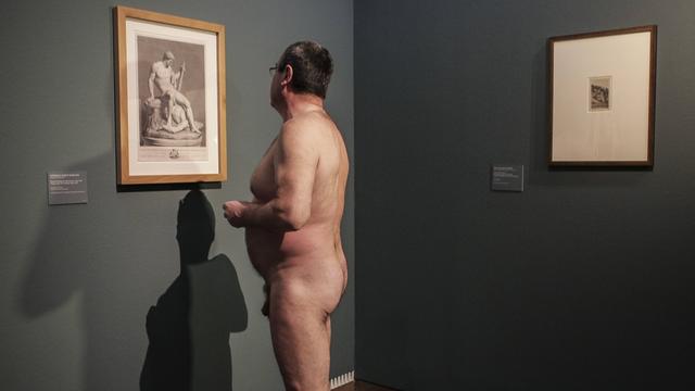 Archivbild: Es zeigt einen Mann, der im Jahr 2013 das Leopold-Museum in Wien besucht und nackt vor einem Bild steht.