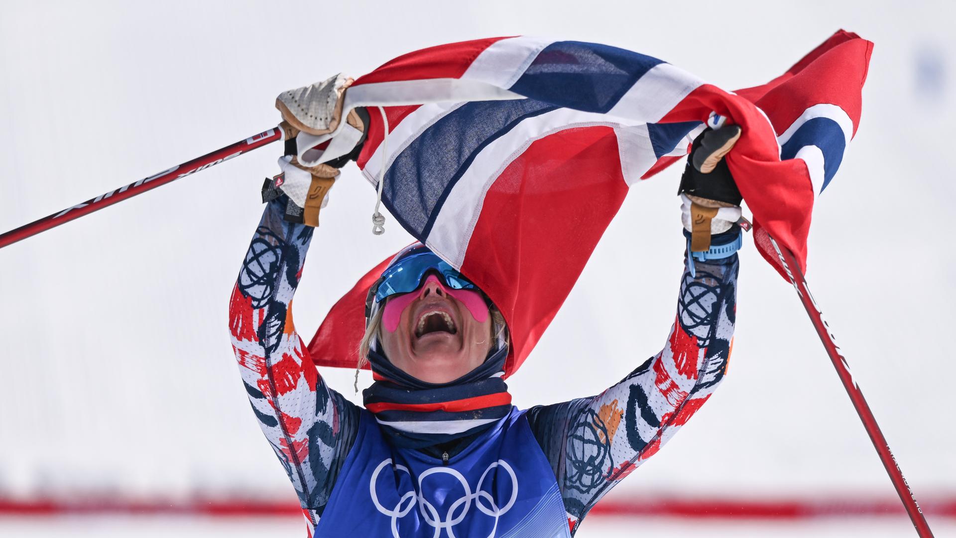 Therese Johaug aus Norwegen jubelt über ihren Olympiasieg.