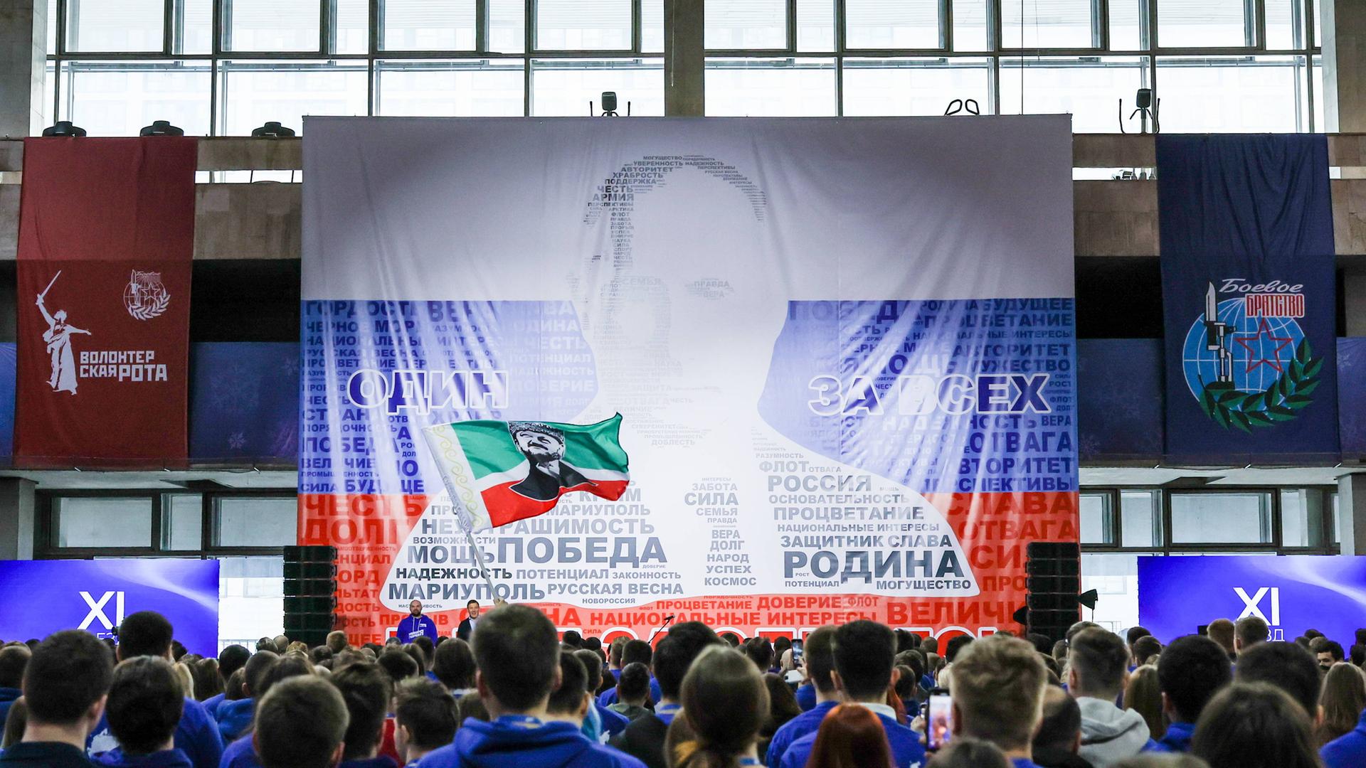 Das Narrativ über die Wiedererweckung russischer Stärke und den Wiederaufbau früherer Größe: Eine Veranstaltung der Jungen Garde, der Jugendorganisation der Partei Einiges Russland.