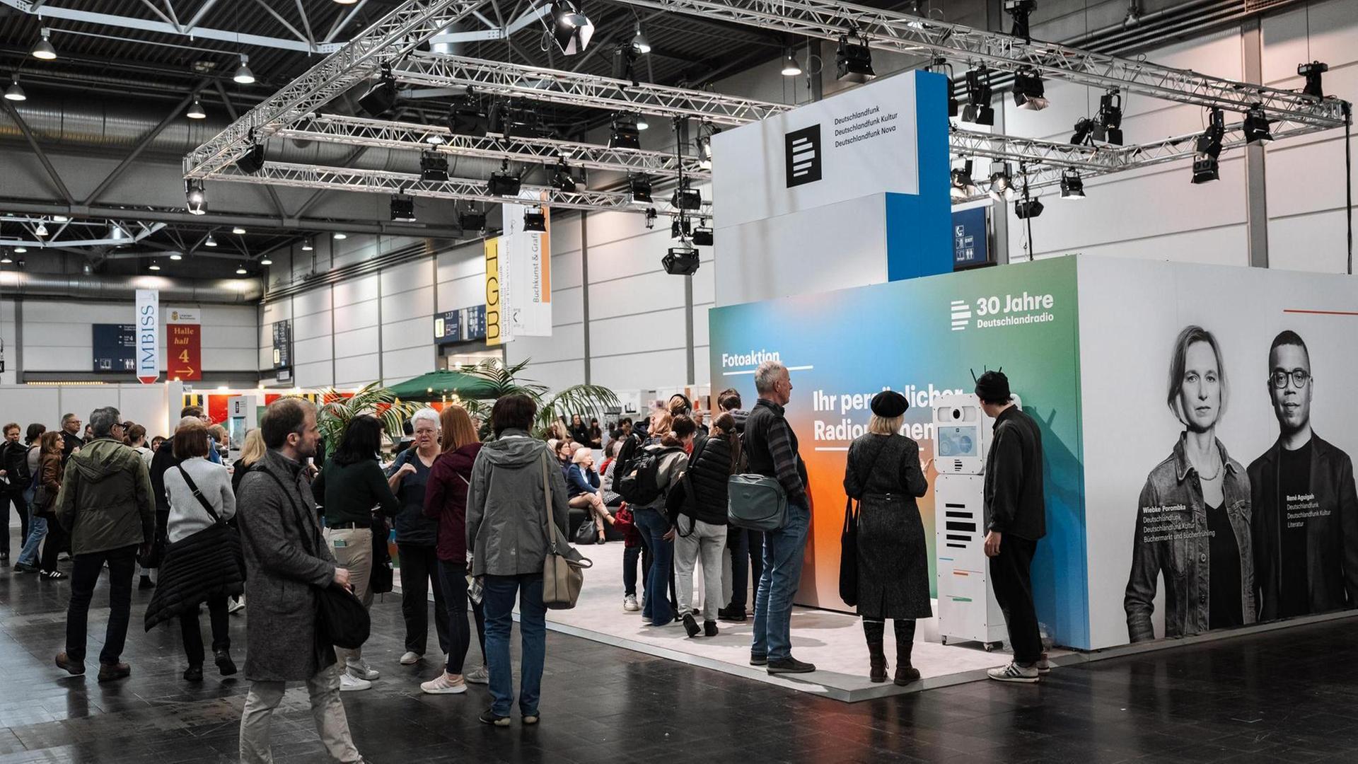 Impressionen von der Leipziger Buchmesse 2024 und dem Deutschlandradio Messestand