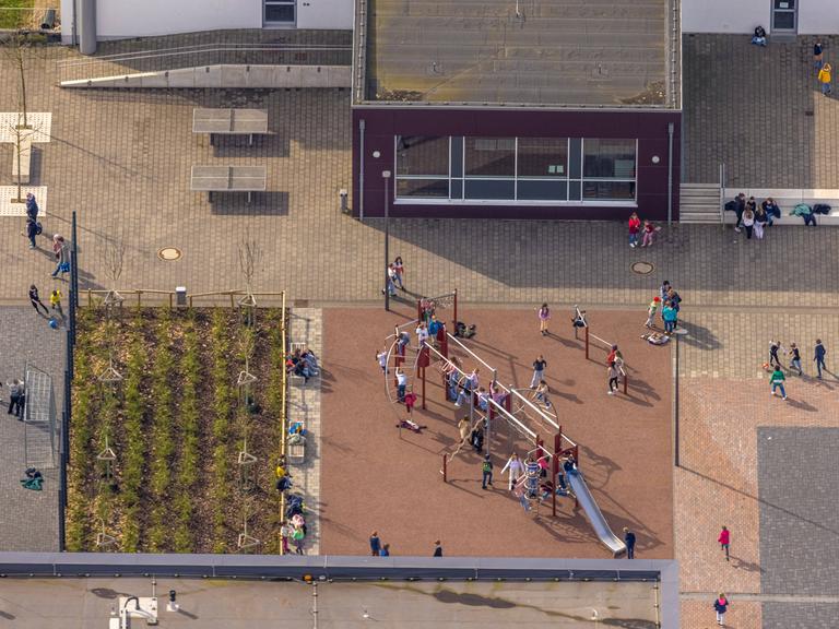 Luftbild vom Schulhof einer Grundschule.