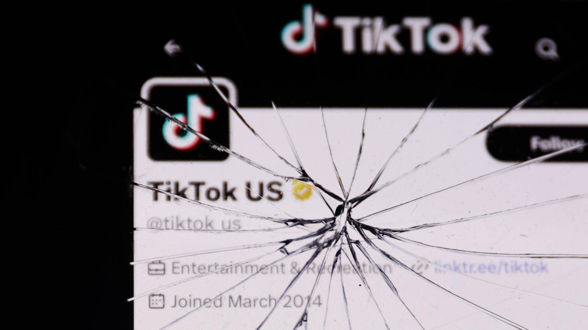 Ein US-amerikanischer TikTok-Account auf einem gesprungenen Smartphone-Bildschirm.