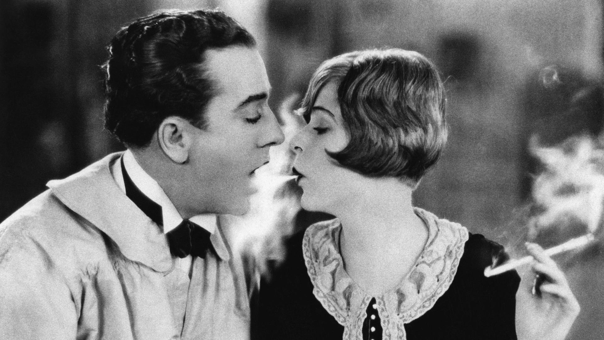 Die amerikanischen Schauspieler Jack Mulhall und Blanche Sweet zusammen in einer Filmszene. Sweet trägt ihr Haar in der Trendfrisur der 1920er, dem Bubikopf.  Die amerikanischen Schauspieler Jack Mulhall und Blanche Sweet zusammen in einer Filmszene. Sweet trägt ihr Haar in der Trendfrisur der 1920er, dem Bubikopf.