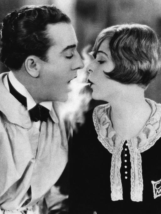 Die amerikanischen Schauspieler Jack Mulhall und Blanche Sweet zusammen in einer Filmszene. Sweet trägt ihr Haar in der Trendfrisur der 1920er, dem Bubikopf.  Die amerikanischen Schauspieler Jack Mulhall und Blanche Sweet zusammen in einer Filmszene. Sweet trägt ihr Haar in der Trendfrisur der 1920er, dem Bubikopf.
