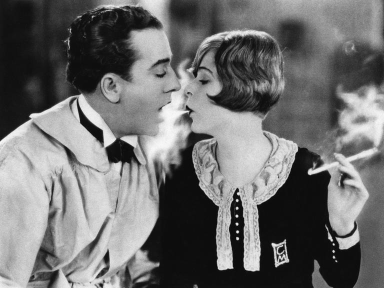 Die amerikanischen Schauspieler Jack Mulhall und Blanche Sweet zusammen in einer Filmszene. Sweet trägt ihr Haar in der Trendfrisur der 1920er, dem Bubikopf.  Die amerikanischen Schauspieler Jack Mulhall und Blanche Sweet zusammen in einer Filmszene. Sweet trägt ihr Haar in der Trendfrisur der 1920er, dem Bubikopf.