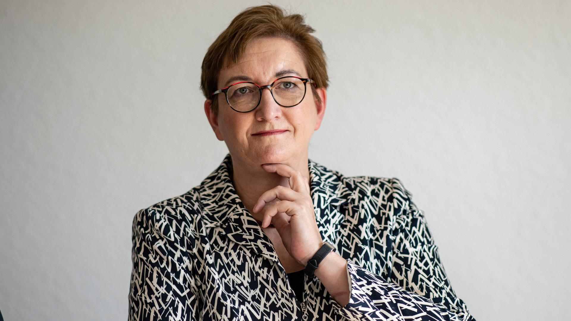 Klara Geywitz (SPD), Bundesministerin für Bau und Wohnen, besucht das Pilotprojekt zur Aufstockung von Plattenbauten in Berlin-Buch. Die landeseigene Berliner Wohnungsbaugesellschaft Hogowe untersucht an zwei Standorten, inwieweit sich der Plattenbautyp WBS 70 für die Aufstockung von Bestandsgebäuden eignet.