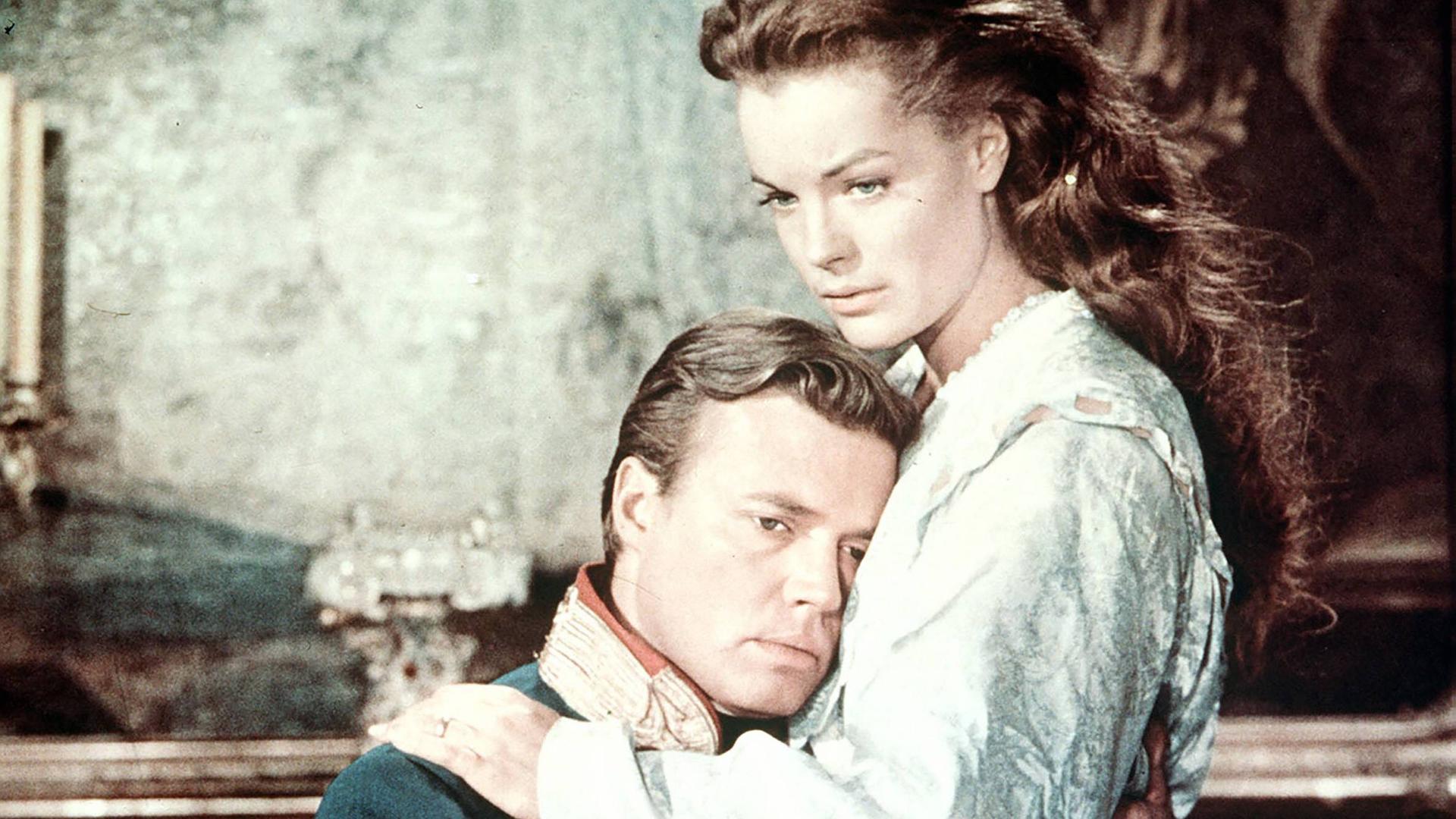 Filmszene aus SISSI - SCHICKSALSJAHRE EINER KAISERIN (Regie: Ernst Marischka /1957)  zeigt Romy Schneider mit Karlheinz Böhm in tröstender Umarmung.