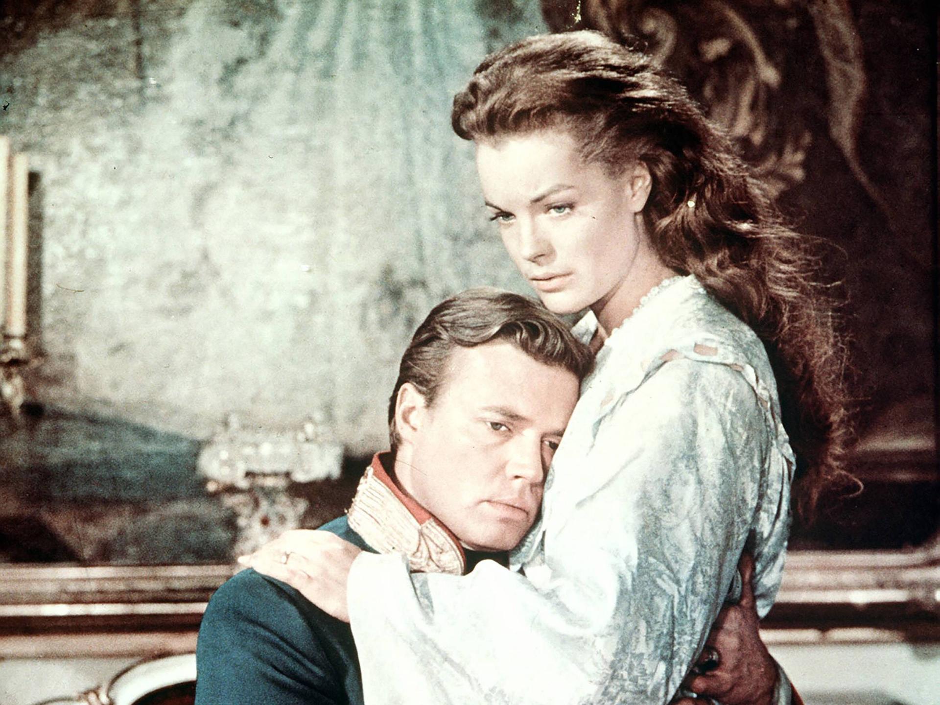 Filmszene aus SISSI - SCHICKSALSJAHRE EINER KAISERIN (Regie: Ernst Marischka /1957)  zeigt Romy Schneider mit Karlheinz Böhm in tröstender Umarmung.