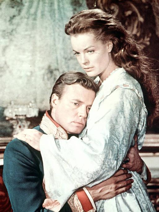 Filmszene aus SISSI - SCHICKSALSJAHRE EINER KAISERIN (Regie: Ernst Marischka /1957)  zeigt Romy Schneider mit Karlheinz Böhm in tröstender Umarmung.