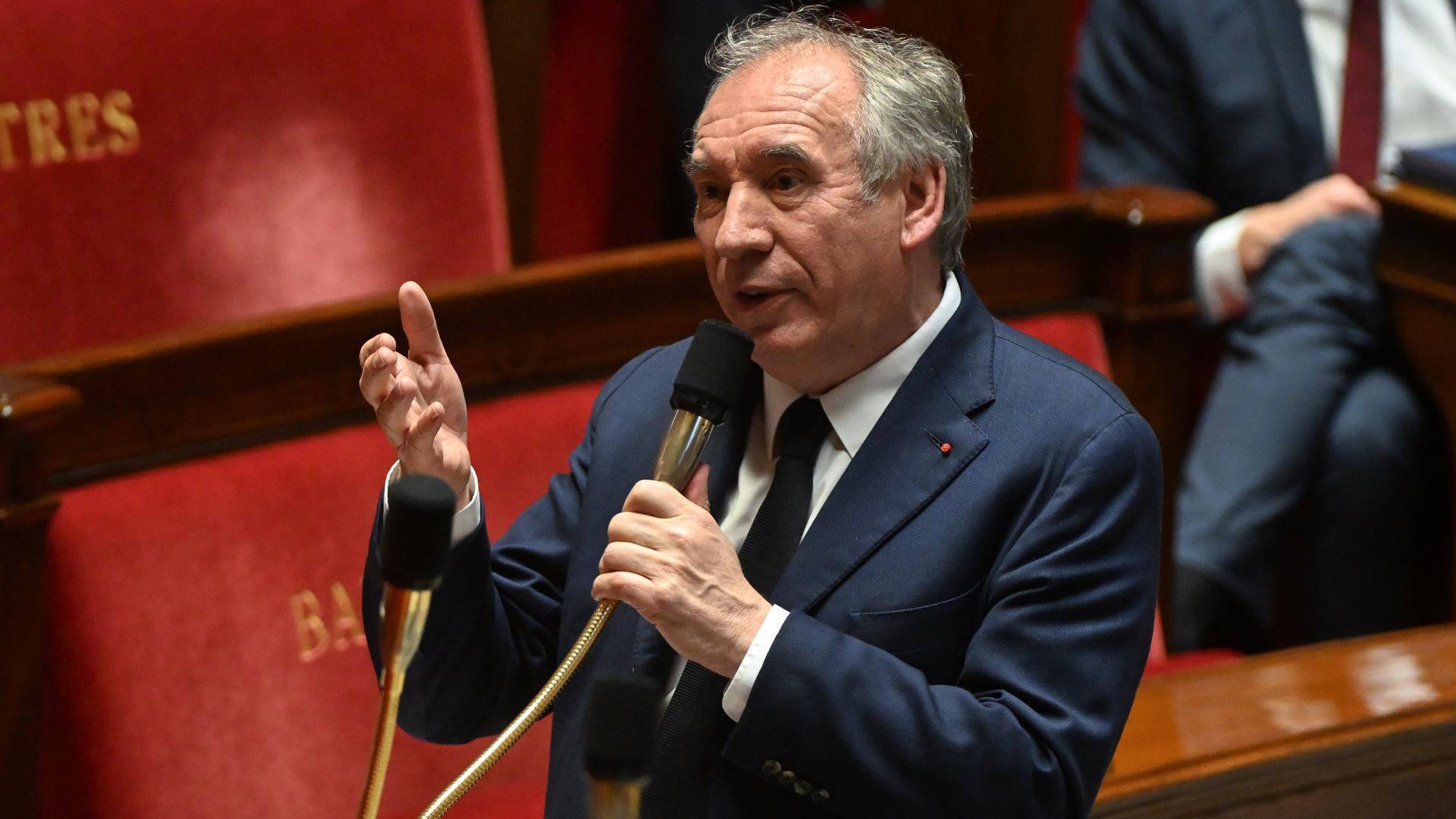 Der französische Premierminister François Bayrou steht in der Nationalversammlung und spricht in ein Mikrofon.