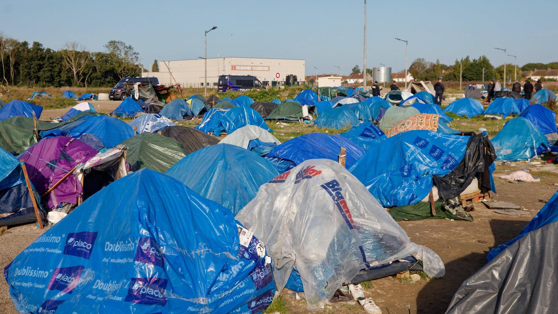Blick über das Migrantenlager in Calais. Der Eigentum der Menschen wurde mit blauen Plastiksäcken überdeckt. Blick über das Migrantenlager in Calais. Der Eigentum der Menschen wurde mit blauen Plastiksäcken überdeckt.