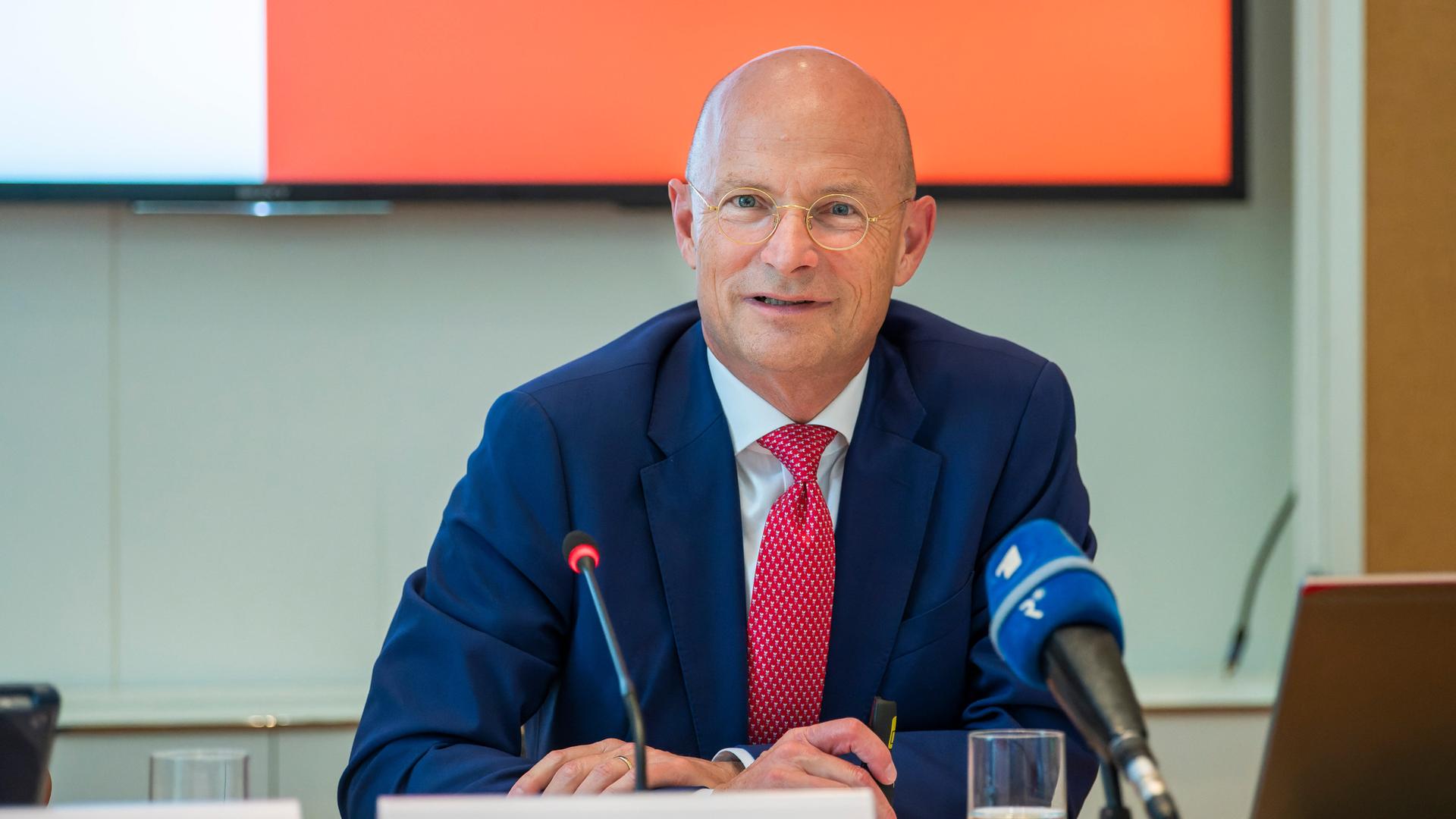 Ulrich Reuter, Präsident des Deutschen Sparkassen- und Giroverbands, spricht in Mikrofone. Ulrich Reuter, Präsident des Deutschen Sparkassen- und Giroverbands, spricht in Mikrofone.
