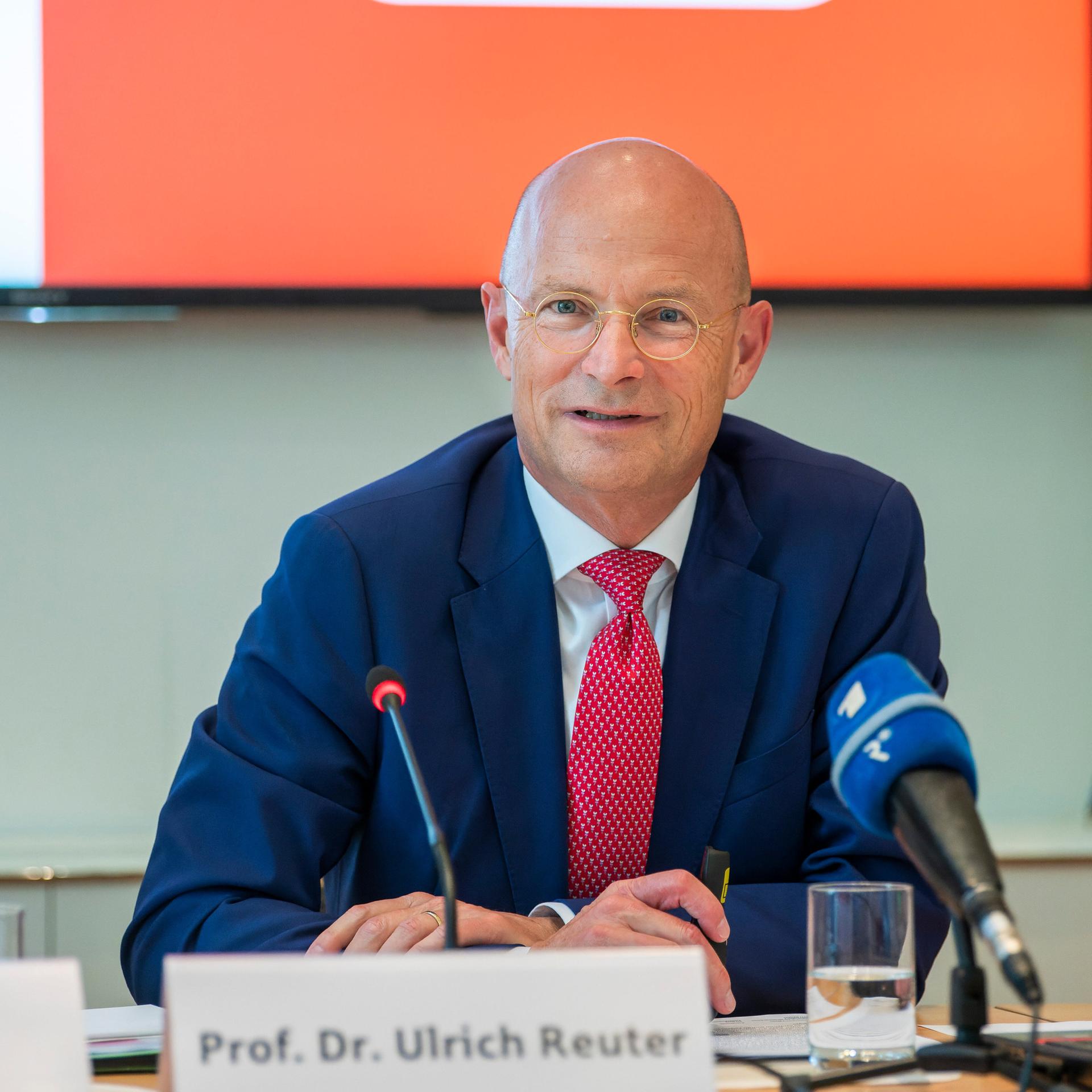 Professor Dr. Ulrich Reuter, Präsident des Deutschen Sparkassen- und Giroverbands, spricht in Mikrofone. 