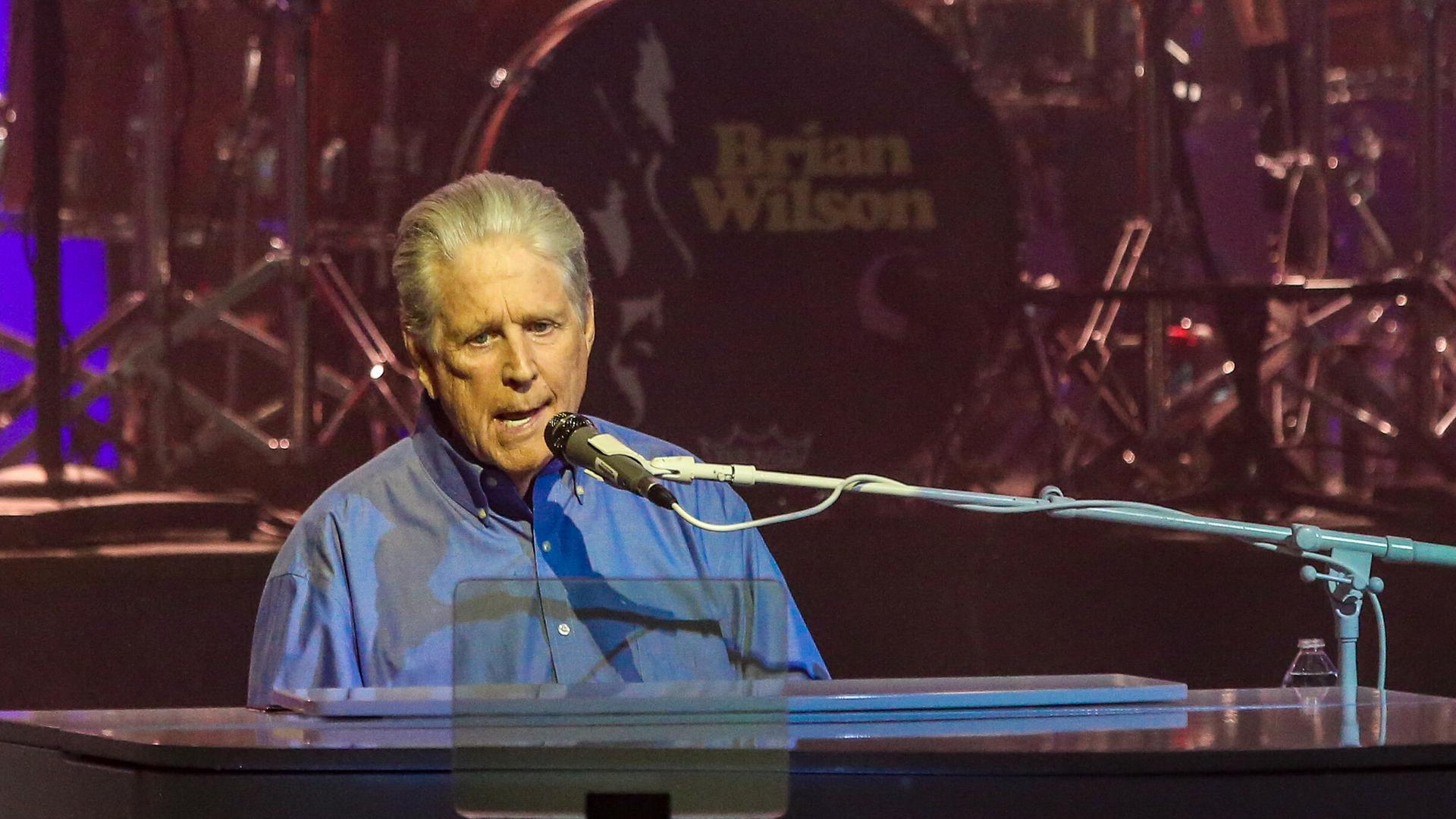 Brian Wilson, Mitgründer der Beach Boys, bei einem Konzert im Jahr 2021. Brian Wilson, Mitgründer der Beach Boys, bei einem Konzert im Jahr 2021.