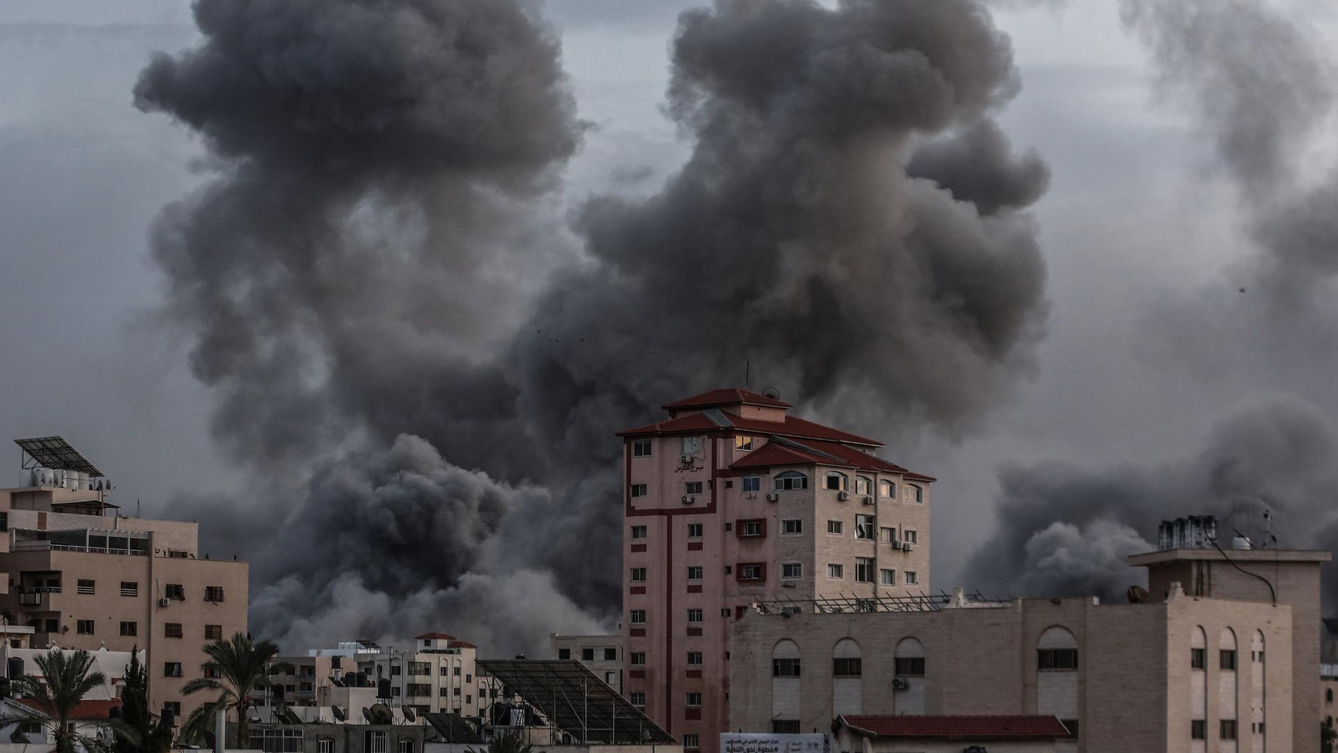 Palästinensische Gebiete, Gaza: Rauch steigt nach einem israelischen Luftangriff auf Gaza auf. Israel hat als Reaktion auf den massiven Angriff durch die Hamas Luftangriffe im Gazastreifen durchgeführt. 