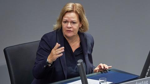 Berlin: Nancy Faeser (SPD), Bundesministerin des Innern und Heimat, spricht bei der 195. Sitzung des Deutschen Bundestages. 