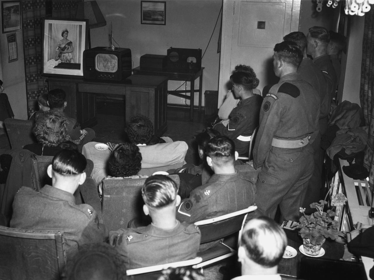 Soldaten verfolgen auf einem kleinen Fernseher live die Krönung Elizabeths II. im Sommer 1953.