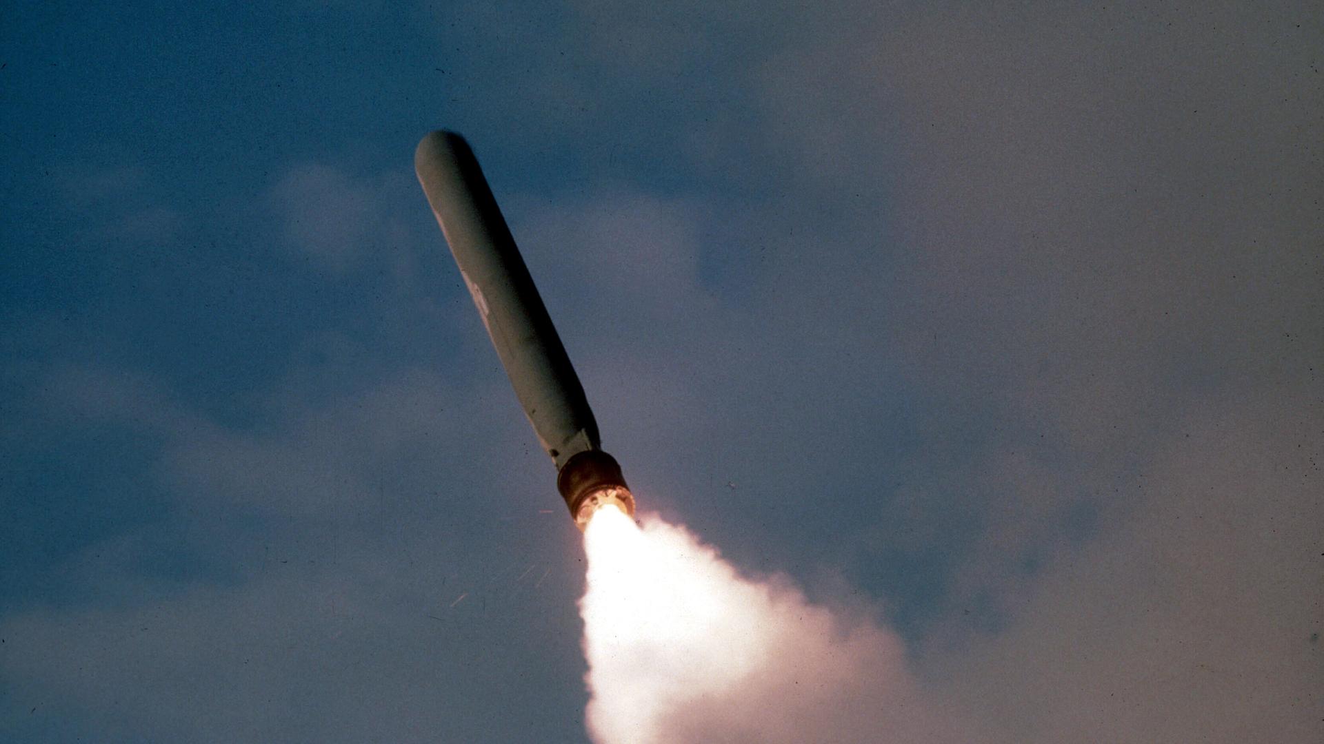 Das Foto zeigt einen Marschflugkörper vom Typ Tomahawk im Flug. Das Foto zeigt einen Marschflugkörper vom Typ Tomahawk im Flug.
