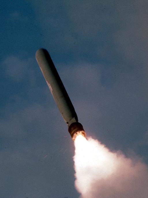 Das Foto zeigt einen Marschflugkörper vom Typ Tomahawk im Flug.
