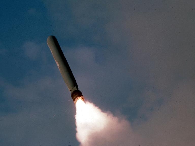 Das Foto zeigt einen Marschflugkörper vom Typ Tomahawk im Flug.