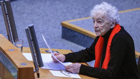 Ruth Weiss mit 98 Jahren am Holocaust-Gedenktag 2023 im NRW-Landtag