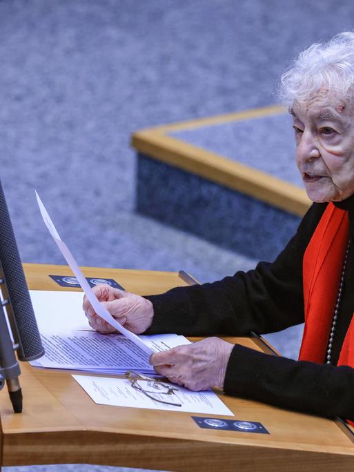 Ruth Weiss mit 98 Jahren am Holocaust-Gedenktag 2023 im NRW-Landtag