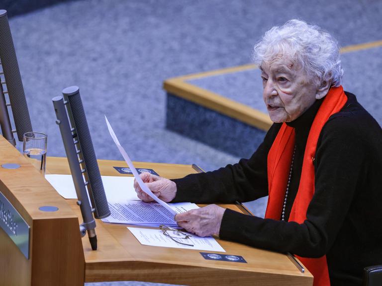 Ruth Weiss mit 98 Jahren am Holocaust-Gedenktag 2023 im NRW-Landtag