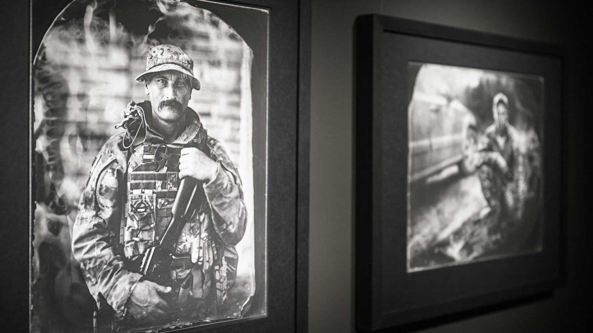 Die schwarz-weiß-Aufnahme eines ukrainischen Soldaten. Der Soldat hält ein Gewehr vor der Brust und schaut ernst in die Kamera. Das Foto sieht aus wie eine sehr alte Fotografie, wurde aber 2022 aufgenommen. 
