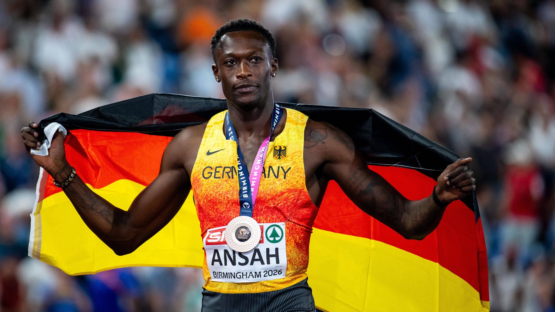 Owen Ansah aus Deutschland freut sich über Platz 3 und die Bronze Medaille im 100 Meter Sprint der Herren bei der EM in Birmingham. Owen Ansah aus Deutschland freut sich über Platz 3 und die Bronze Medaille im 100 Meter Sprint der Herren bei der EM in Birmingham.