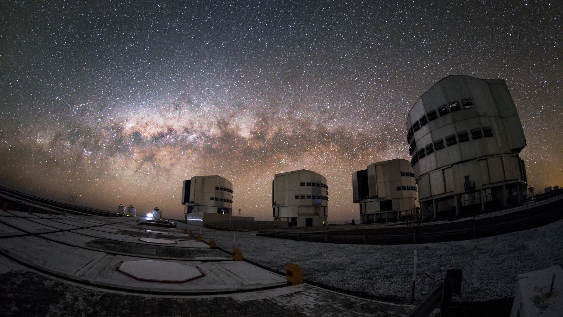 Sternenhimmel über einer Teleskopstation