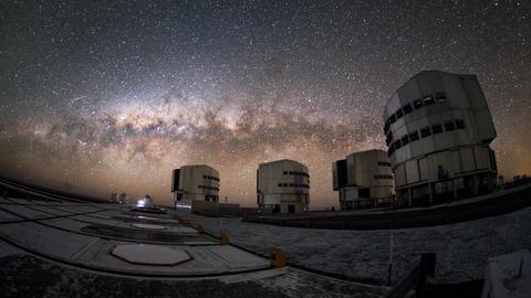 Sternenhimmel über einer Teleskopstation