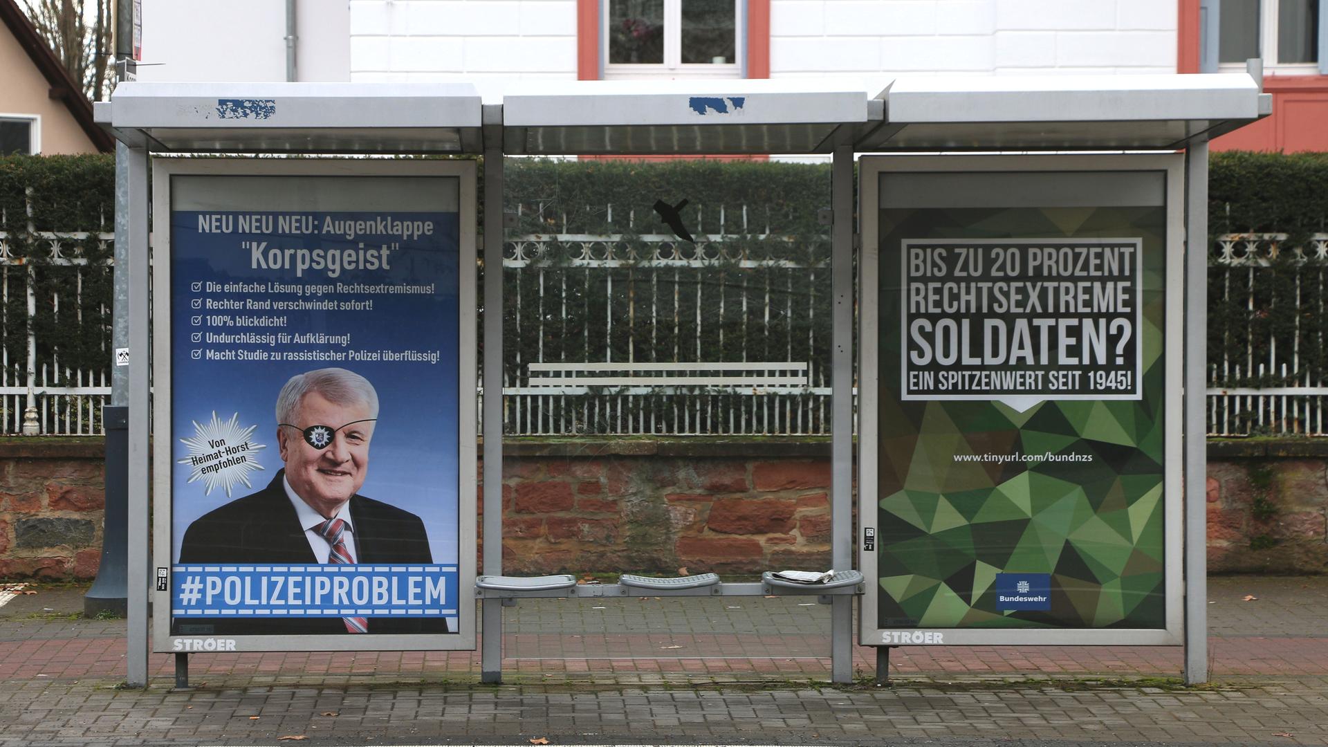 Satirisches Plakat mit Horst Seehofer vom Kunstkollektiv „Dies Irae“ in Hanau 2021.