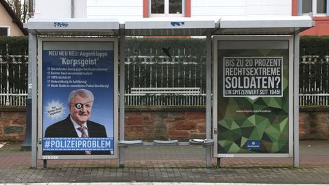 Satirisches Plakat mit Horst Seehofer vom Kunstkollektiv „Dies Irae“ in Hanau 2021.