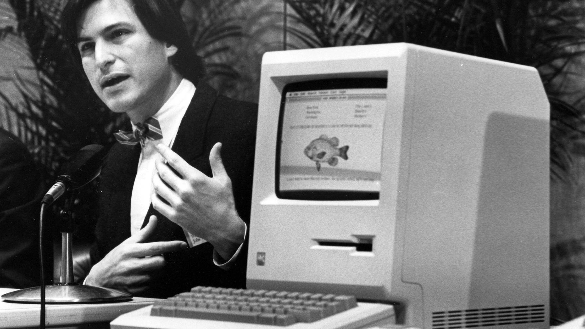 Steve Jobs präsentiert den  Macintosh-Computer.