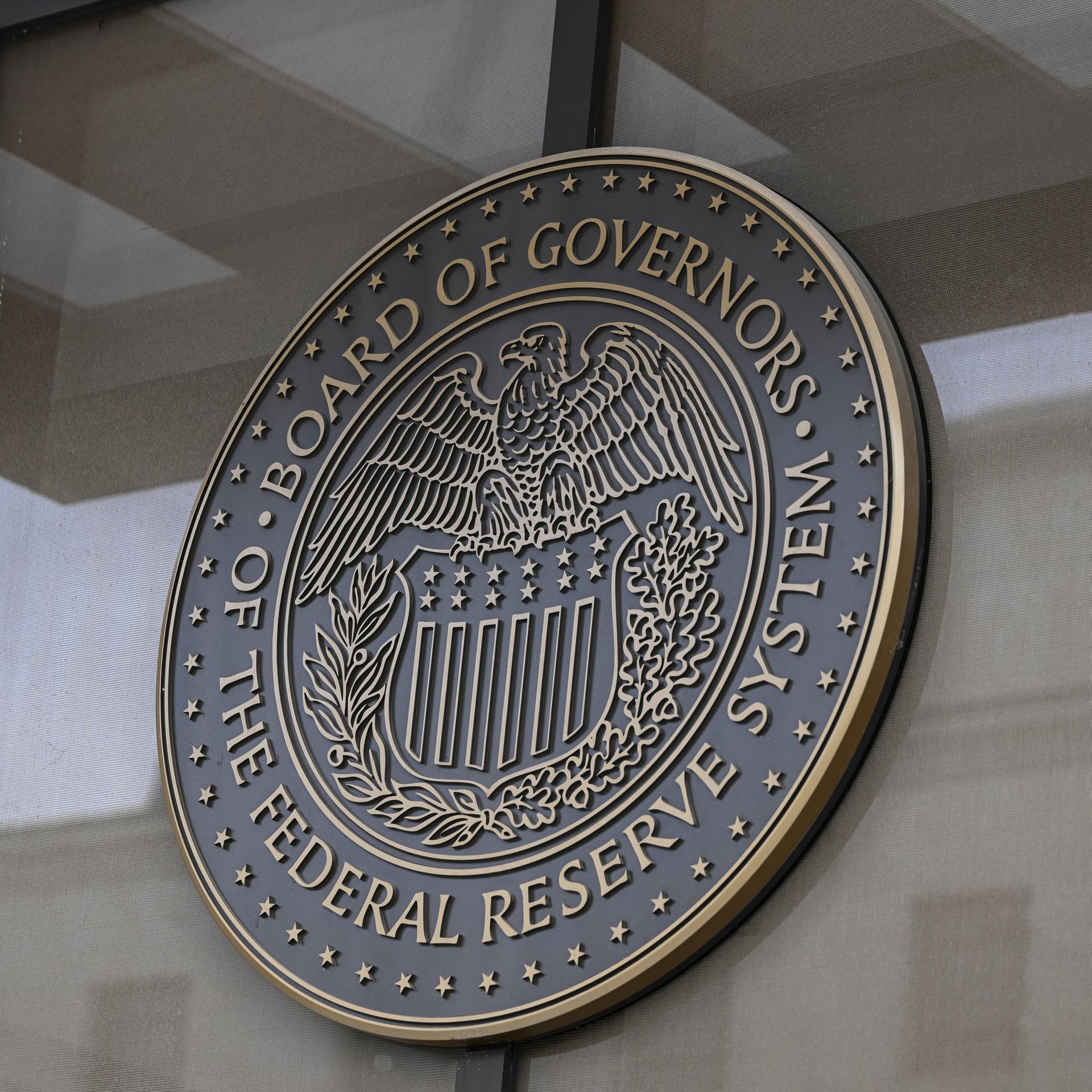 Schild der US-Notenbank Federal Reserve 