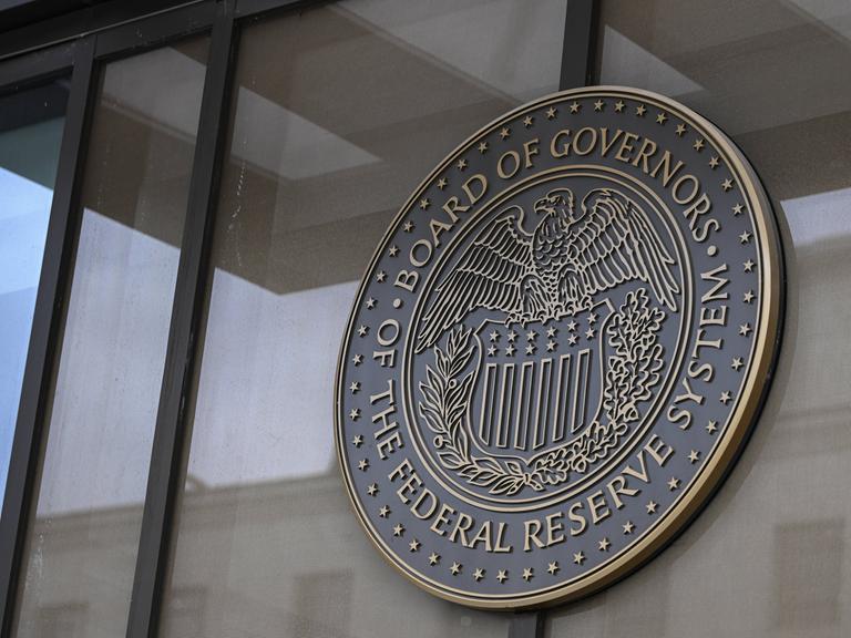 Schild der US-Notenbank Federal Reserve 