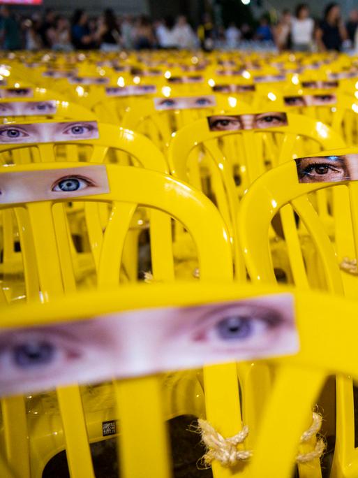 Dutzende von gelben Stühlen mit Fotos der Augen, der am 7. Oktober von der Hamas Entführten stehen als Zeichen ihrer Abwesenheit vor dem Museum für zeitgenössische Kunst in Tel Aviv