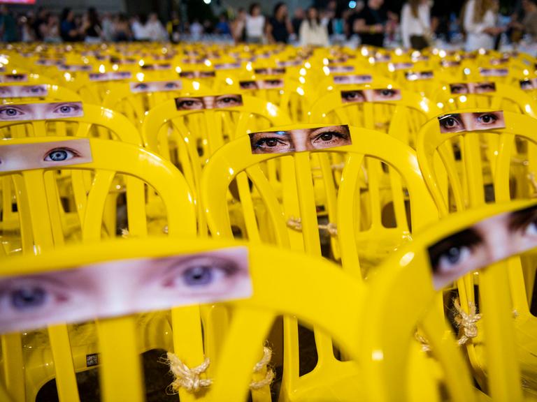Dutzende von gelben Stühlen mit Fotos der Augen, der am 7. Oktober von der Hamas Entführten stehen als Zeichen ihrer Abwesenheit vor dem Museum für zeitgenössische Kunst in Tel Aviv