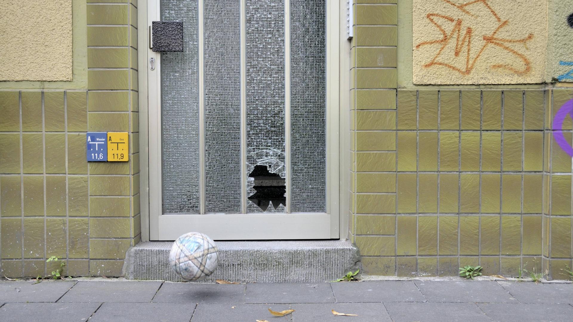 Schaden beim Spielen: Ein Fußall hat an einer Wohnungstür für eine zerbrochene Glasscheibe gesorgt.