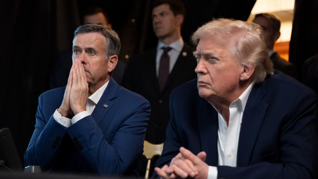 Donald Trump beobachtet mit grimmiger Mine an einem Tisch sitzend von Mar-a-Lago aus die Übertragung des Angriffs in Caracas.
