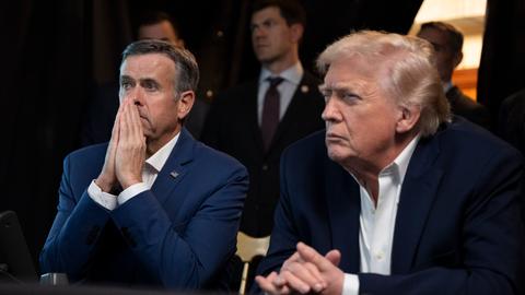 Donald Trump beobachtet mit grimmiger Mine an einem Tisch sitzend von Mar-a-Lago aus die Übertragung des Angriffs in Caracas.
