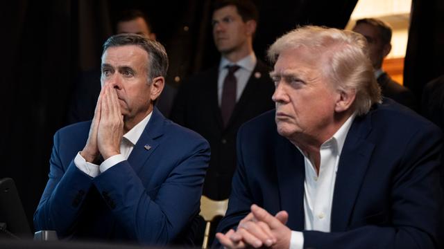 Donald Trump beobachtet mit grimmiger Mine an einem Tisch sitzend von Mar-a-Lago aus die Übertragung des Angriffs in Caracas.
