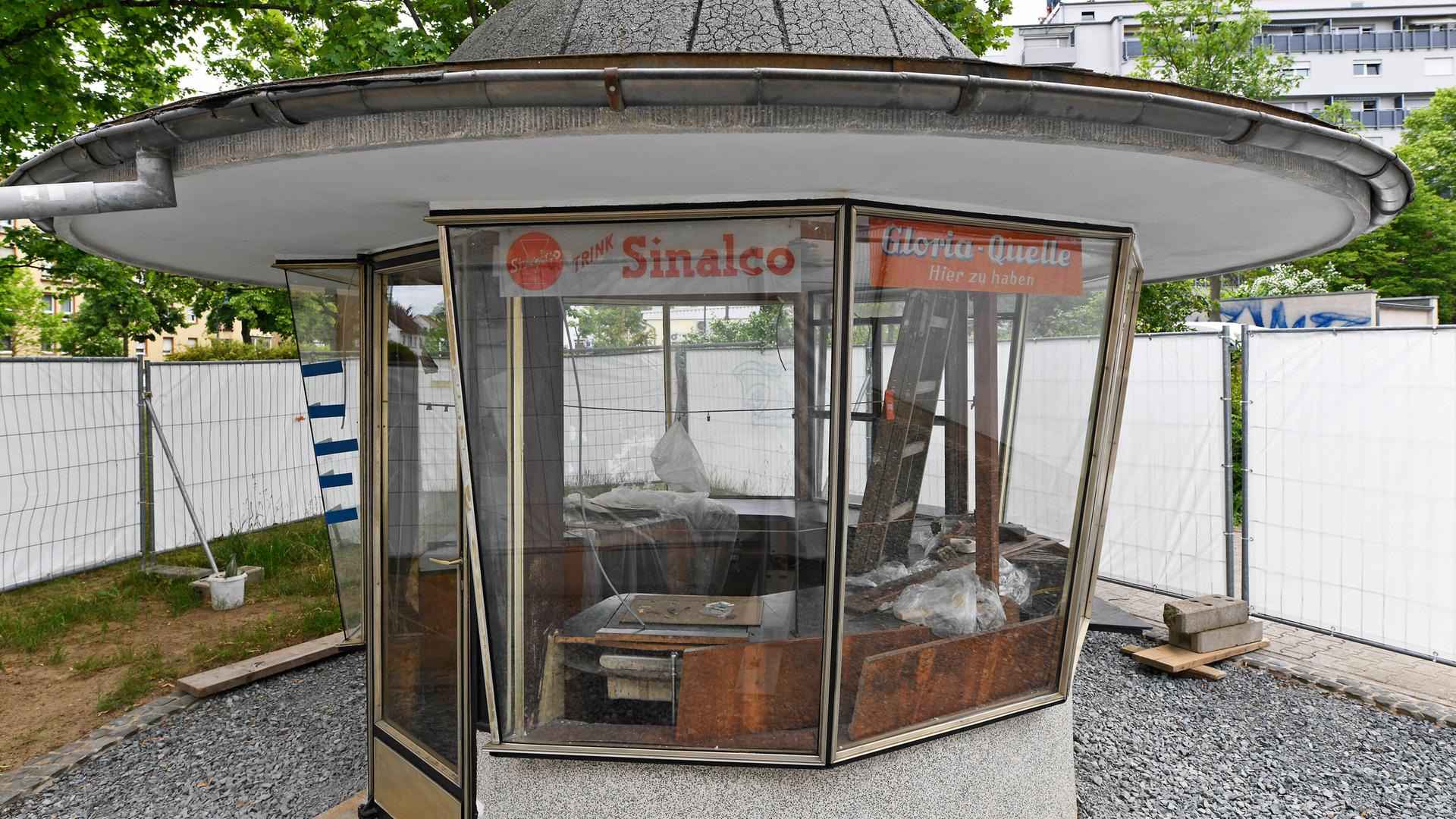 Denkmalgeschützter verglaster Kiosk aus den 1970er Jahren in der Postsiedlung.