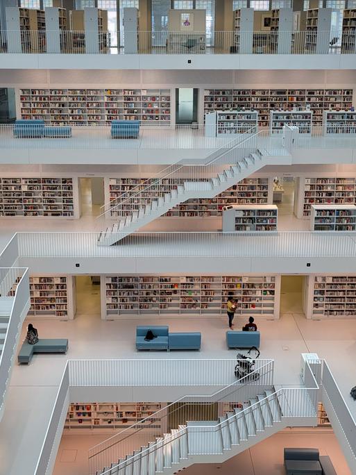 Innenansicht der Stuttgarter Stadtbibliothek am Mailänder Platz.